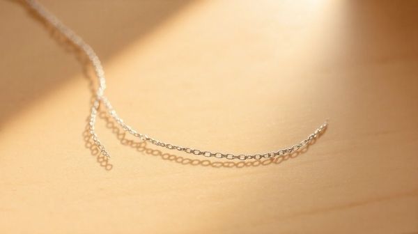Accessoire essentiel : chaîne de cheville incontournable en toute saison