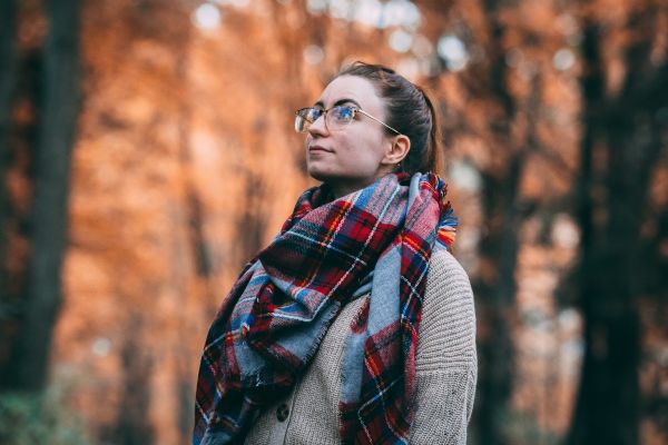Étole ou écharpe : quel accessoire porter à la mi-saison ?