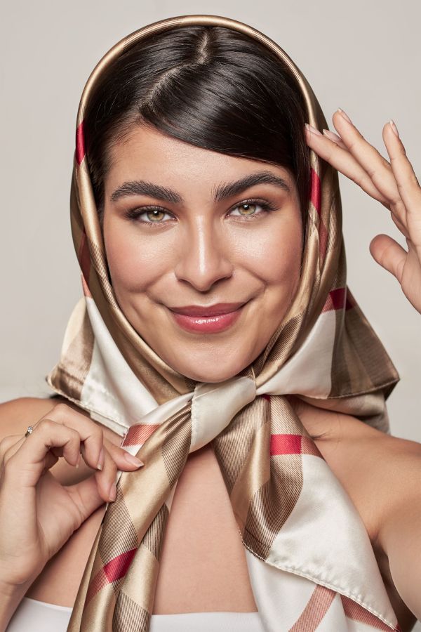 Foulards en soie femme : styles tendance à adopter !
