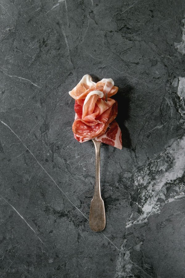 Quels sont les secrets pour bien assortir des lunettes de soleil rondes avec une tenue rétro?