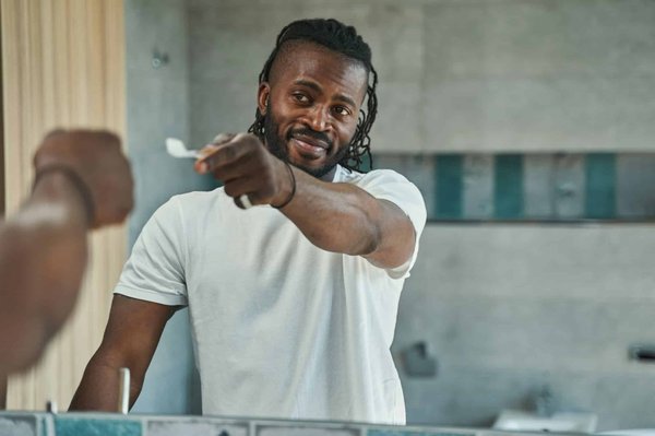 Quelle est la meilleure façon de nettoyer les pinceaux de maquillage pour éviter les infections cutanées ?