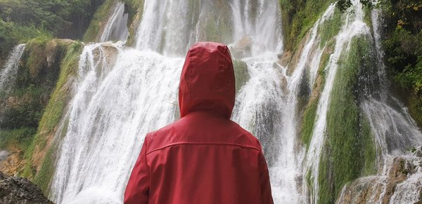 Comment choisir une chemise en popeline pour un look de bureau impeccable?