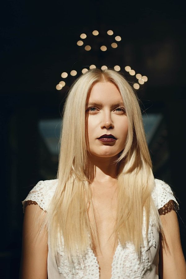 Comment assortir des bijoux en argent avec une tenue dorée pour un équilibre parfait?