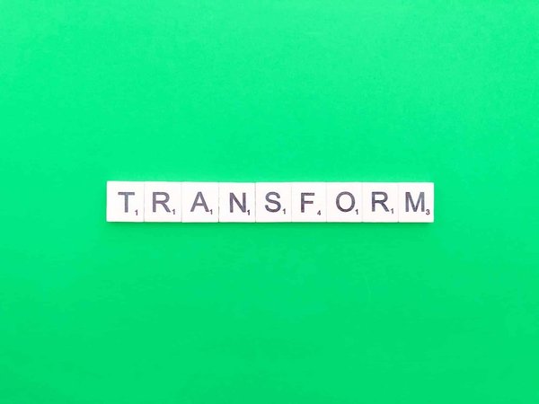 Comment transformer une robe midi en une tenue de soirée élégante avec des accessoires?