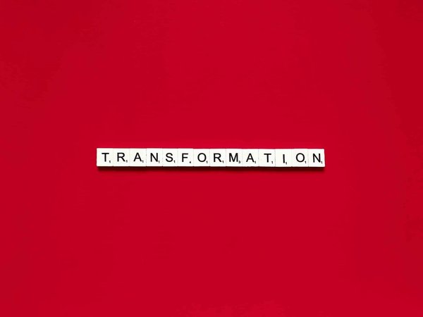 Quelles astuces pour transformer une tenue de bureau en look de soirée sans passer par la maison?