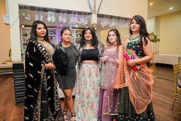 Quelles sont les meilleures façons de porter une robe longue pour un dîner en bord de mer?