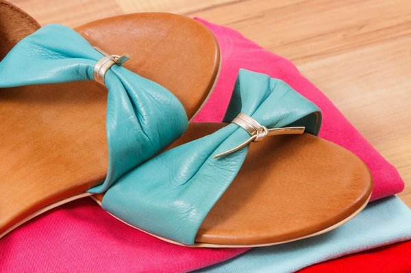 Quels types de sandales à talons sont recommandés pour une tenue de mariage d'été?