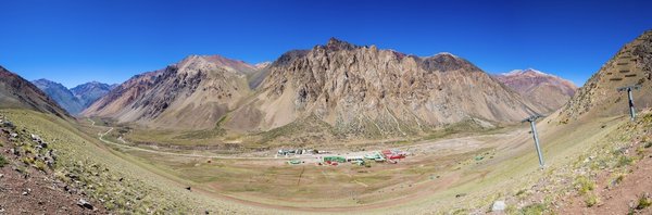 Quels conseils pour intégrer des bijoux en argent dans une tenue de bureau?