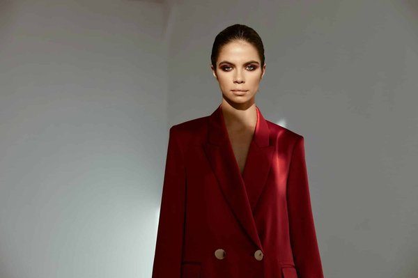 Comment porter des bottes à talons avec des robes midi pour un look automnal chic?