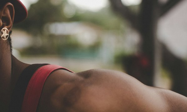 Quelle est la meilleure façon de porter des tops à épaules dénudées sans sacrifier le confort?