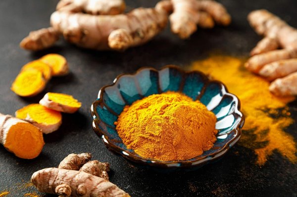 Comment utiliser le curcuma dans sa routine de soins pour une peau lumineuse?