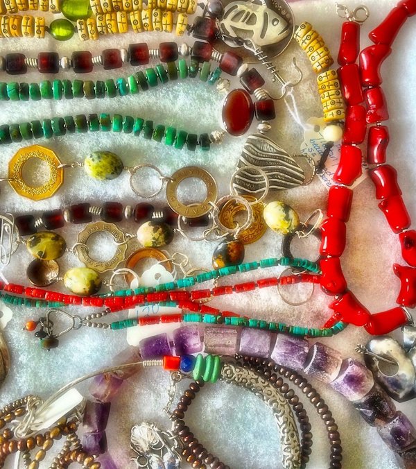 Quels types de bijoux conviennent le mieux pour une tenue de plage chic?