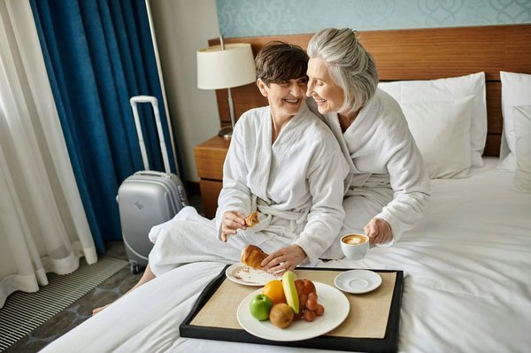 Comment harmoniser des bijoux en argent avec des tenues aux tons chauds?