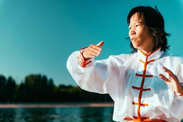 Comment intégrer la pratique du Tai Chi dans la routine quotidienne pour améliorer l'équilibre mental et physique?