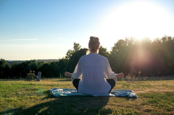 Comment pratiquer le yoga hormonal pour soulager les symptômes du syndrome prémenstruel?