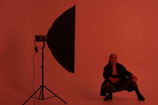 Quels conseils pour porter une jupe en cuir sans paraître trop audacieuse?