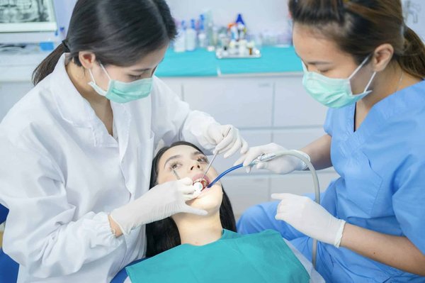 Comment intégrer des pièces en dentelle dans une tenue estivale chic sans surcharger le look?