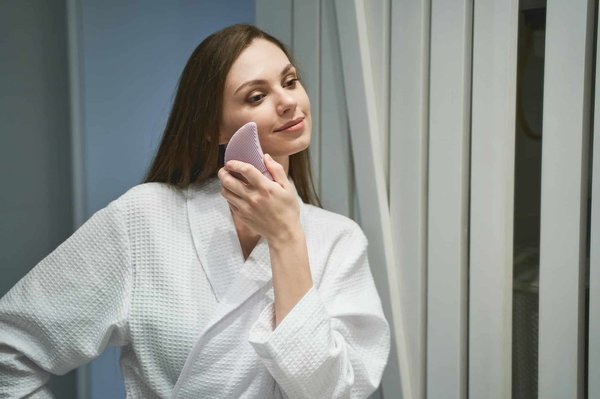 Quels sont les avantages de la brosse exfoliante pour le visage et comment l'utiliser correctement ?