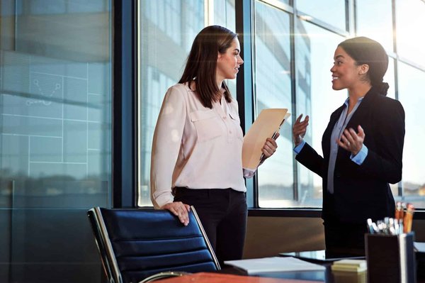Comment intégrer l'huile de pépins de raisin dans sa routine de soins capillaires pour des cheveux brillants ?