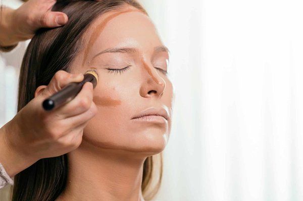 Comment maîtriser l'art du contouring pour un visage rond sans surcharger de maquillage?