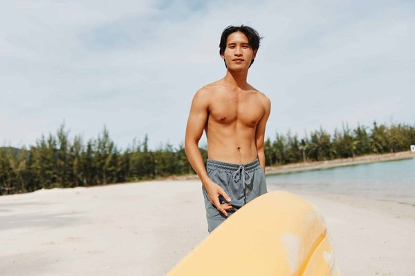 Comment intégrer des pièces à franges dans un look urbain sans tomber dans le cliché du far-west?