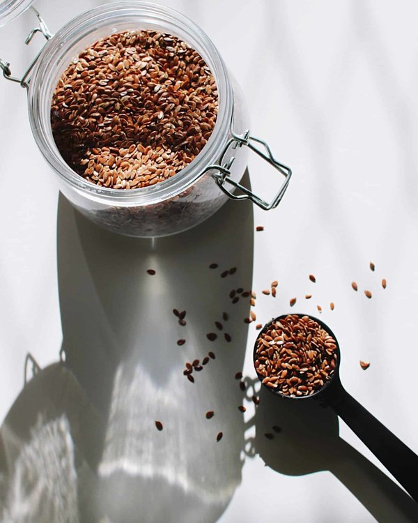 Quels sont les bienfaits des graines de lin pour la santé féminine et comment les consommer?