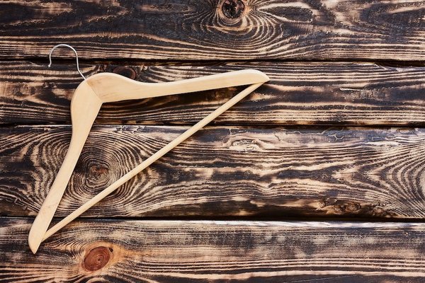 Quelle est la meilleure manière d'assortir des sacs et chaussures en matériaux naturels pour un look éco-responsable?