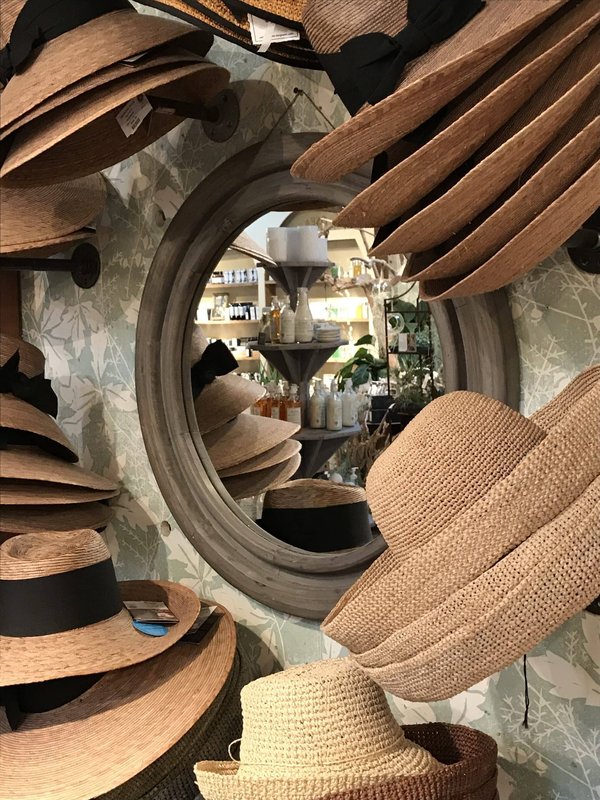 Quelles matières de chapeaux privilégier pour une protection solaire efficace et un style impeccable?