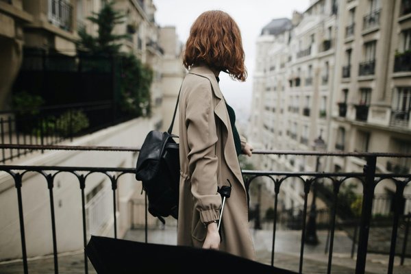 Comment choisir un trench-coat qui convient à une silhouette petite et menue?