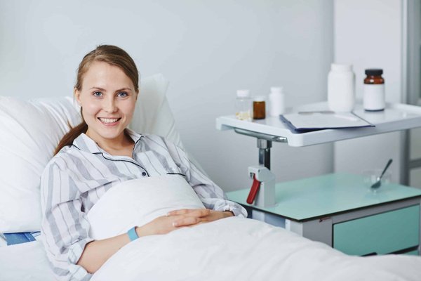 Quelles activités de détente créatives suggérer aux femmes en convalescence après une opération?