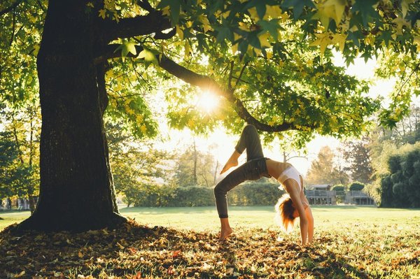 Quel style de veste en jean convient pour une tenue de mariage décontractée?