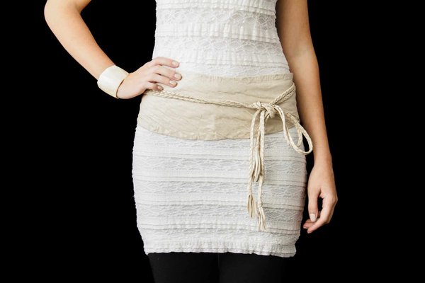 Quels styles de ceintures fines sont les plus appropriés pour marquer la taille sur une robe ample?