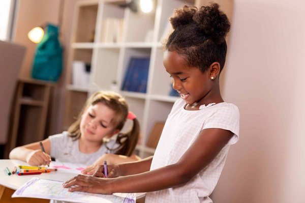 Quel style de jupe crayon convient le mieux pour un look d'affaires estival?