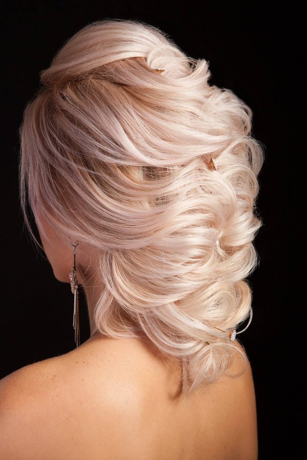 Quelles sont les clés pour choisir une coupe de cheveux adaptée à la forme de votre visage quand on a des cheveux bouclés?