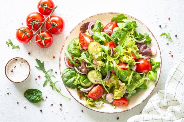 Comment composer une salade nutritive et protéinée pour un déjeuner sur le pouce ?