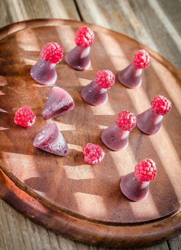 Quel type de chapeau est approprié pour une journée de courses hippiques tout en étant élégant?