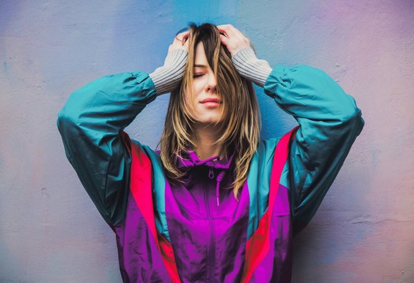 Comment associer des derbies vernies à une tenue féminine sans fausse note?