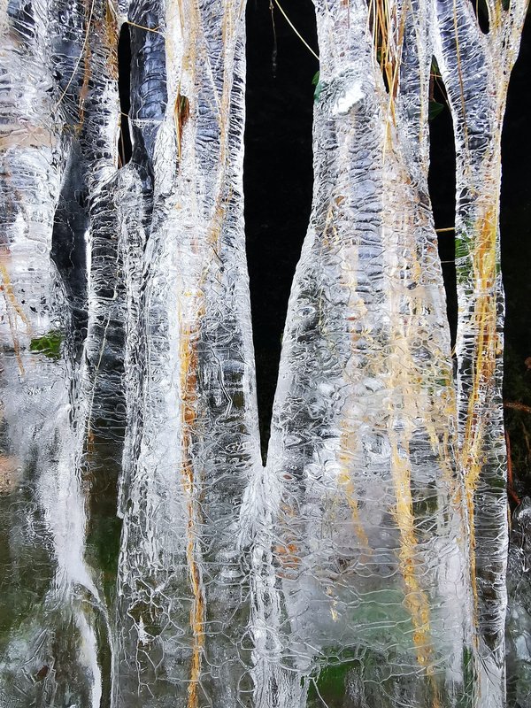 Comment choisir des bijoux qui s'harmonisent avec un thème de mariage hivernal?