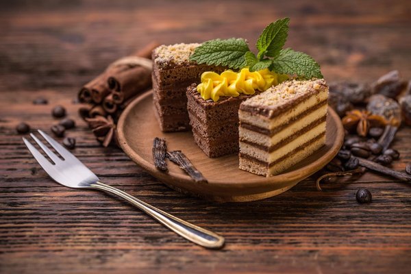 Quelles recettes de gâteaux sans sucre sont idéales pour un anniversaire sain ?