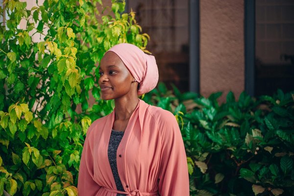 Quelle technique spécifique pour nouer un foulard en soie autour du cou qui puisse rehausser une tenue de bureau?