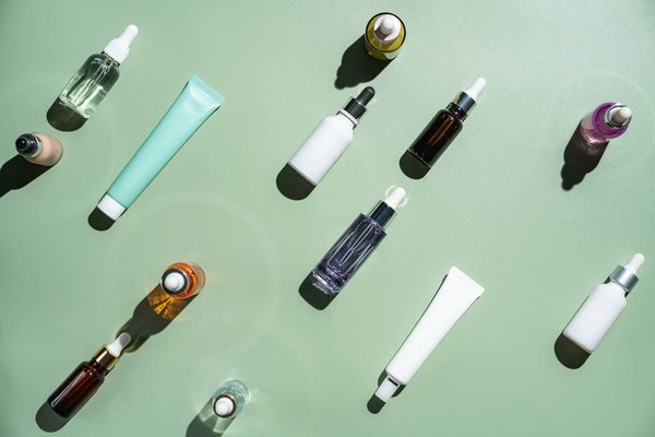 Comment choisir et appliquer un sérum contour des yeux pour réduire les poches matinales?