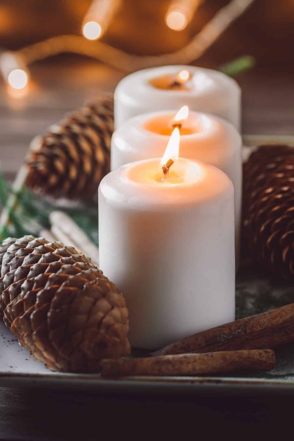 Comment créer une ambiance cosy dans un salon aux tons neutres ?