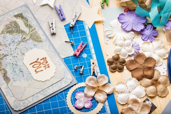 Quelles sont les étapes pour créer un album photo scrapbooking thématique des vacances ?