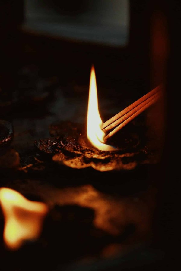 Comment choisir une tenue adaptée à une cérémonie de remise des diplômes en été ?