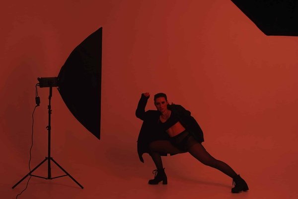 Comment porter des chaussettes fantaisie avec des escarpins pour un look audacieux?