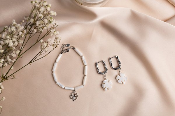 Quels conseils pour sélectionner des bijoux pour agrémenter une robe de cocktail monochrome?