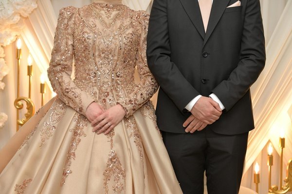 Comment porter des robes en dentelle avec des accessoires modernes pour une allure chic ?