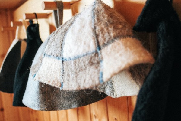 Comment assortir des chapeaux en feutre avec des manteaux d'hiver?
