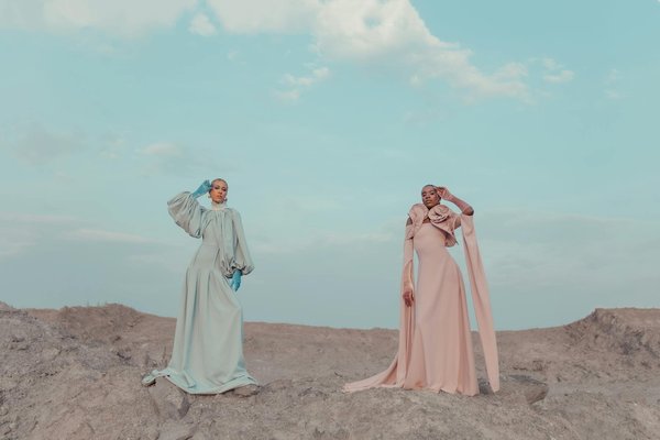 Comment porter des robes longues en mousseline pour un mariage en plein air?