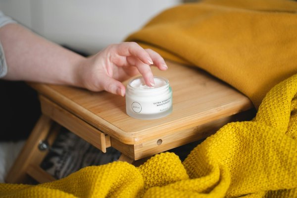 Comment créer une routine de soins de la peau adaptée aux femmes exposées à la pollution urbaine?
